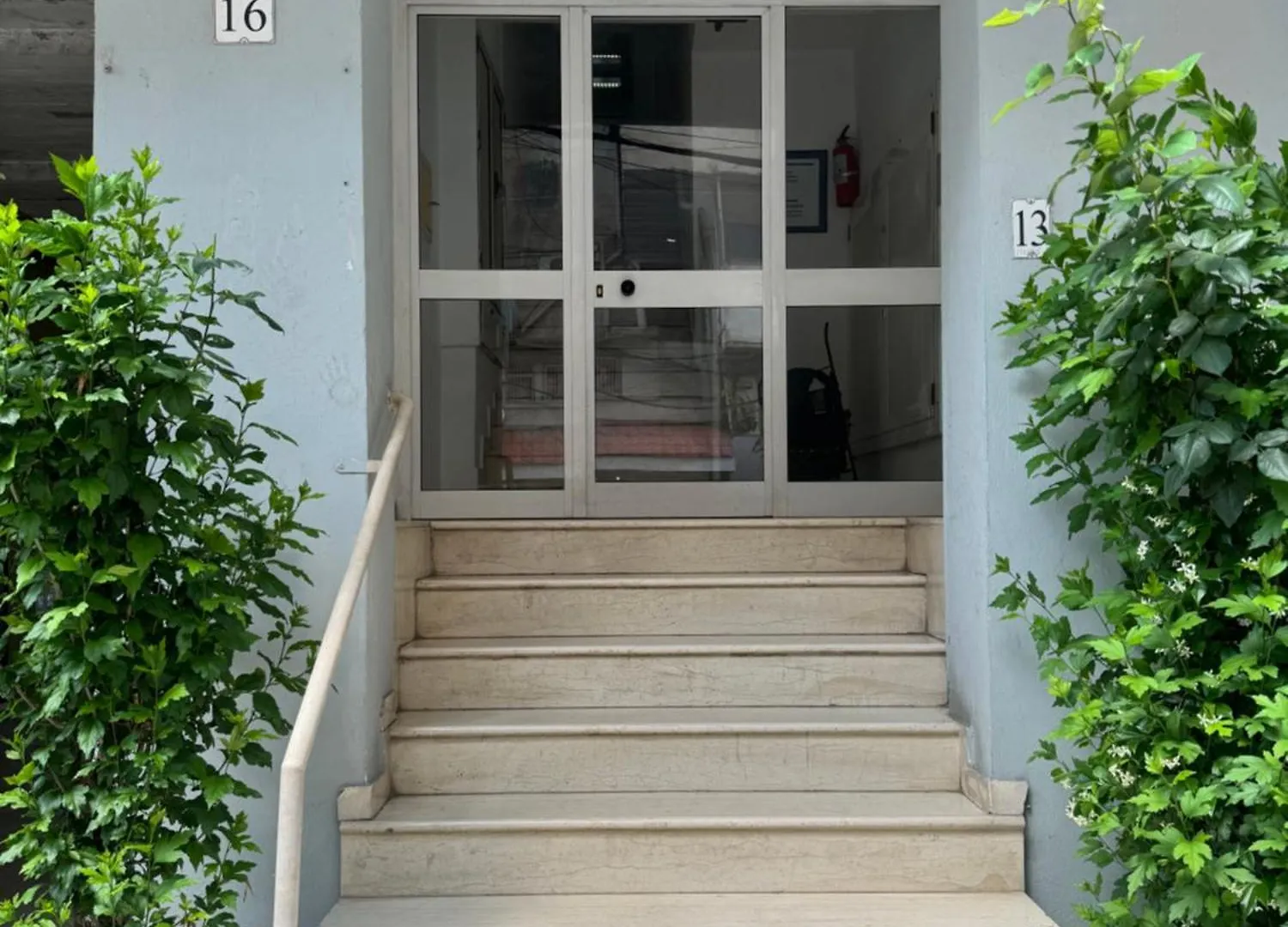Piazza Center Studio Tirana 0*,  Albania